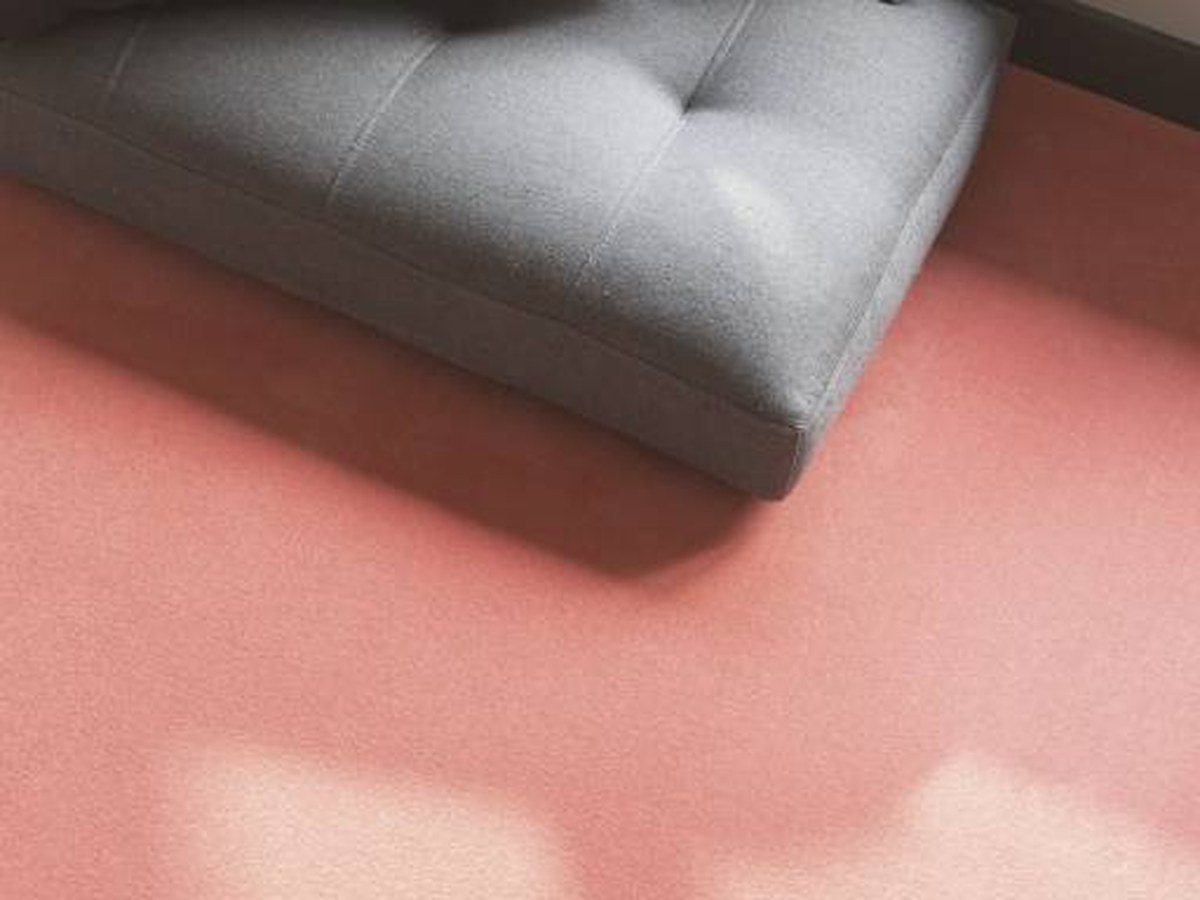 Moquette rose poudré Balsan dans un salon, avec assise en tissu gris et lumière naturelle