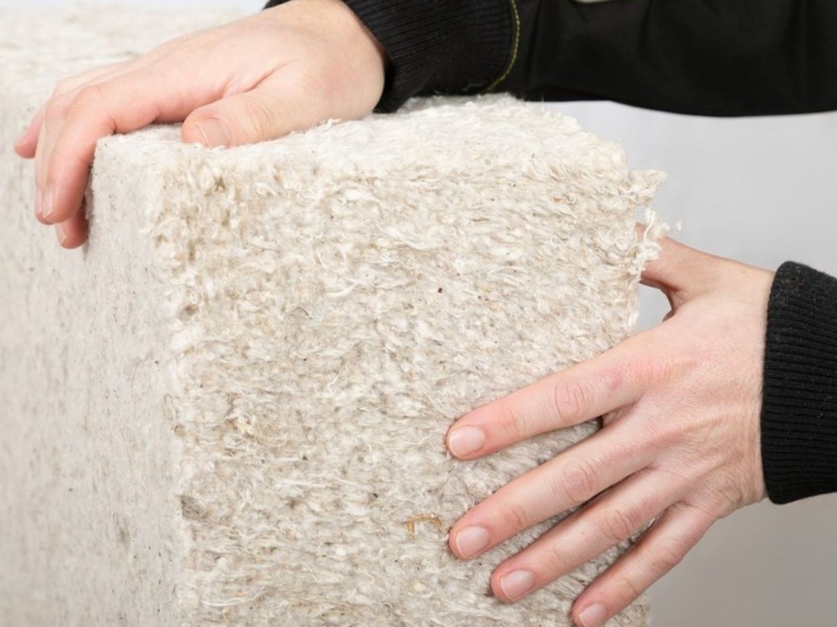 Mains sur un panneau d’isolant biosourcé en fibres naturelles Biofib