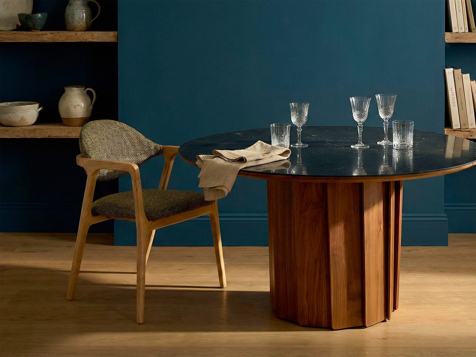 Ambiance salle à manger Dasras : table ronde en bois massif, chaise en frêne et verres dressés