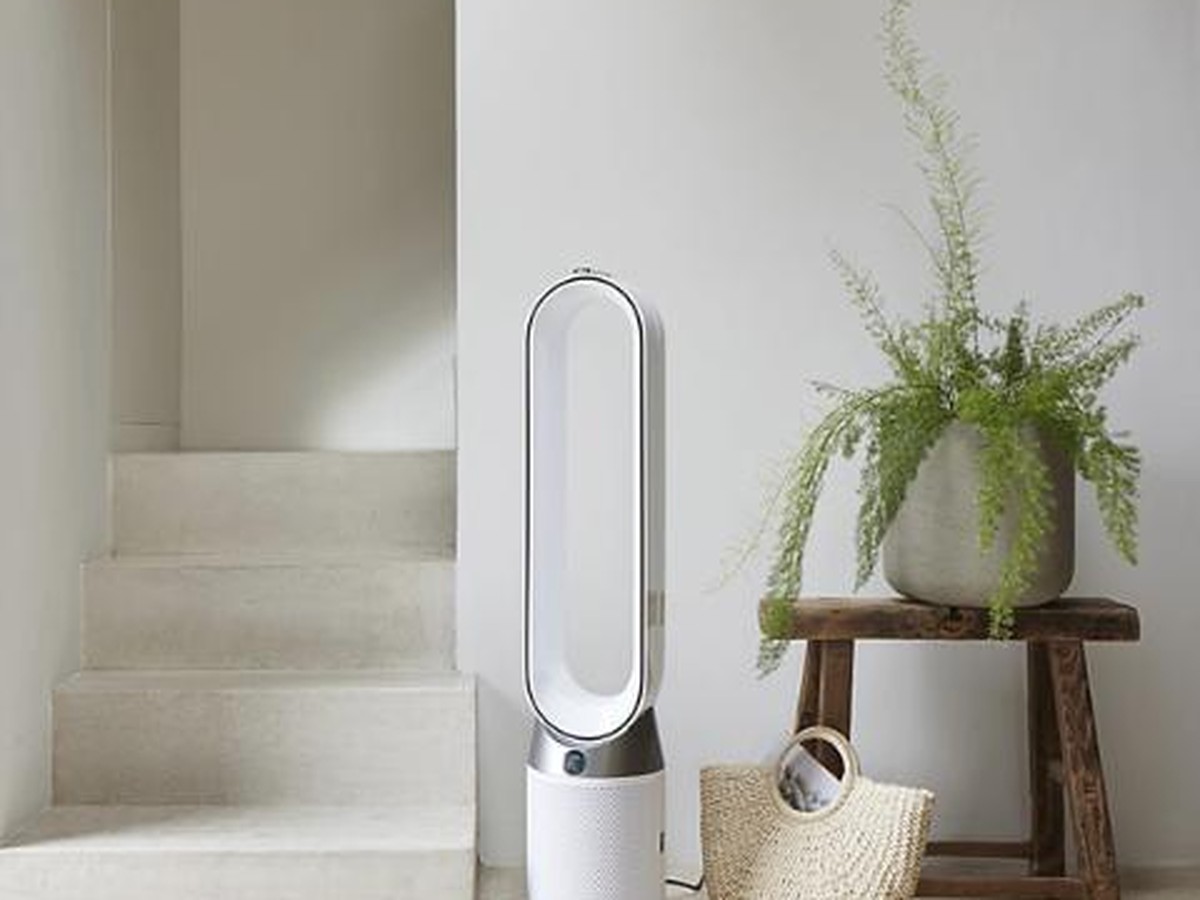 Purificateur d’air Dyson dans une entrée claire, tabouret en bois et fougère