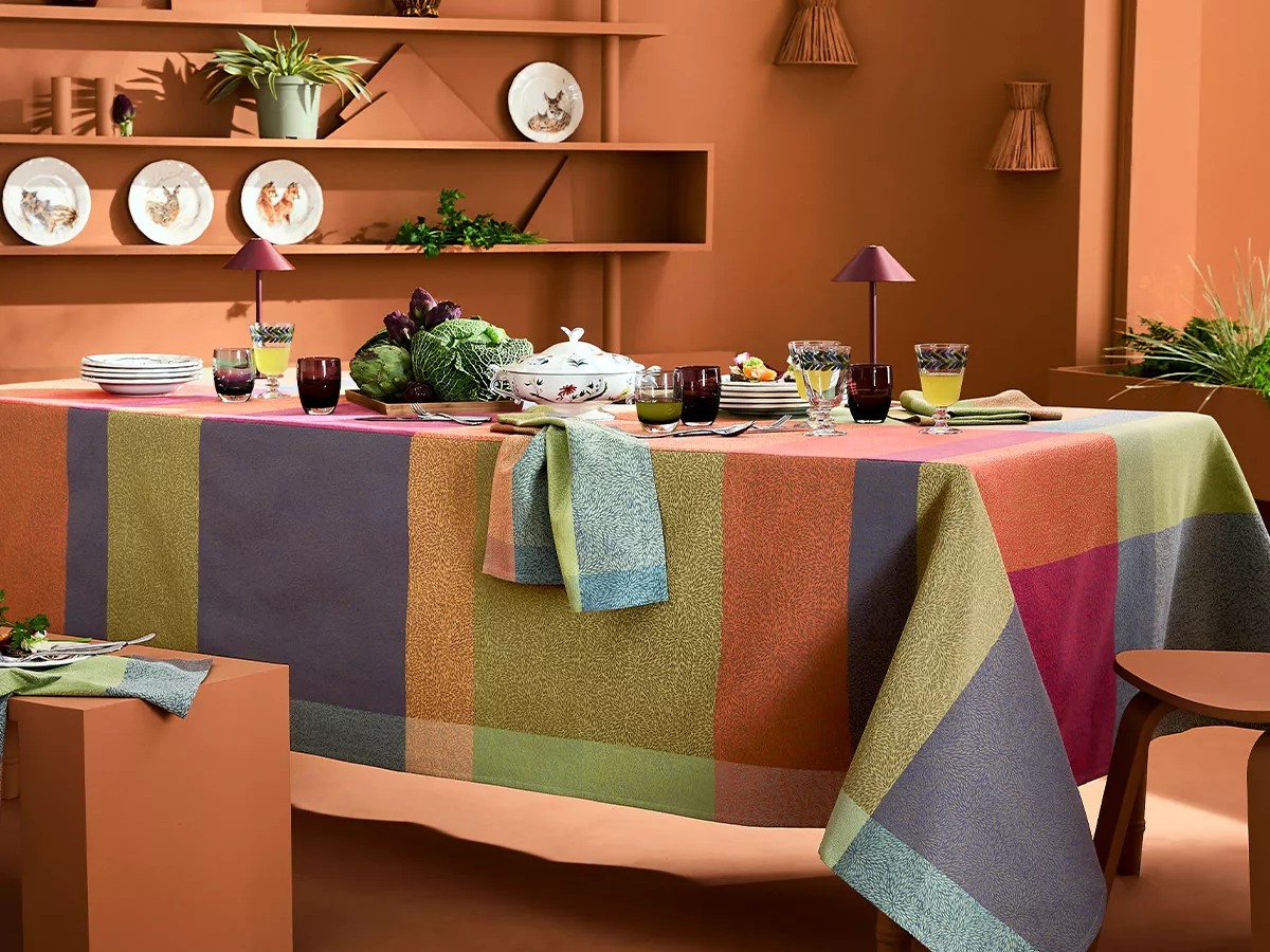 Table contemporaine Garnier-Thiebaut avec nappe jacquard graphique orange et verte