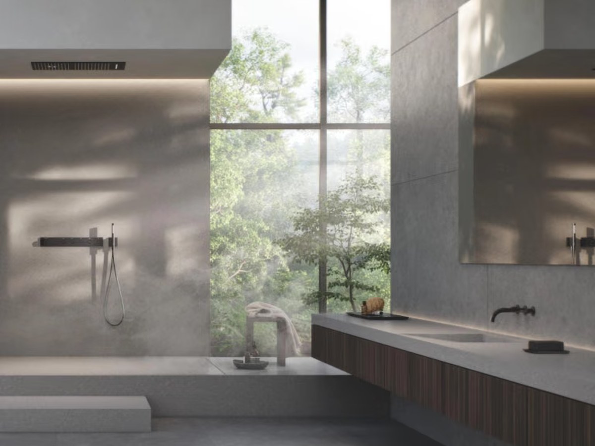 Salle de bains contemporaine en pierre grise avec douche à l’italienne et robinetterie murale Grohe