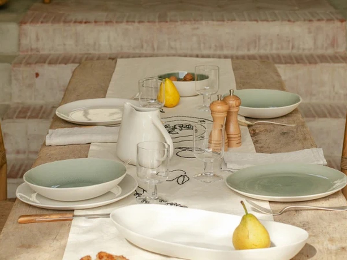 Table dressée en extérieur avec assiettes et plats en grès émaillé vert d’eau Jars Céramistes