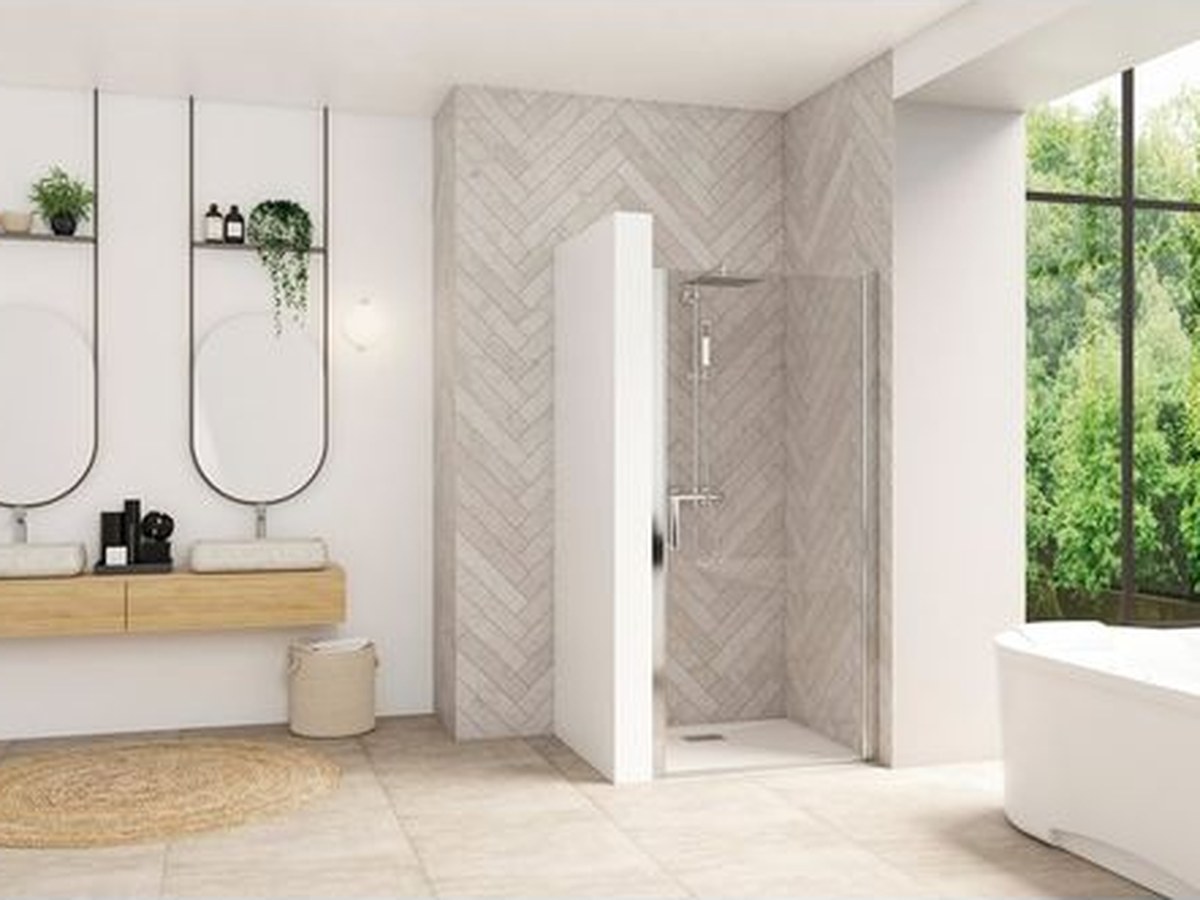Salle de bains lumineuse avec paroi de douche Kinedo, carrelage chevrons et meuble bois