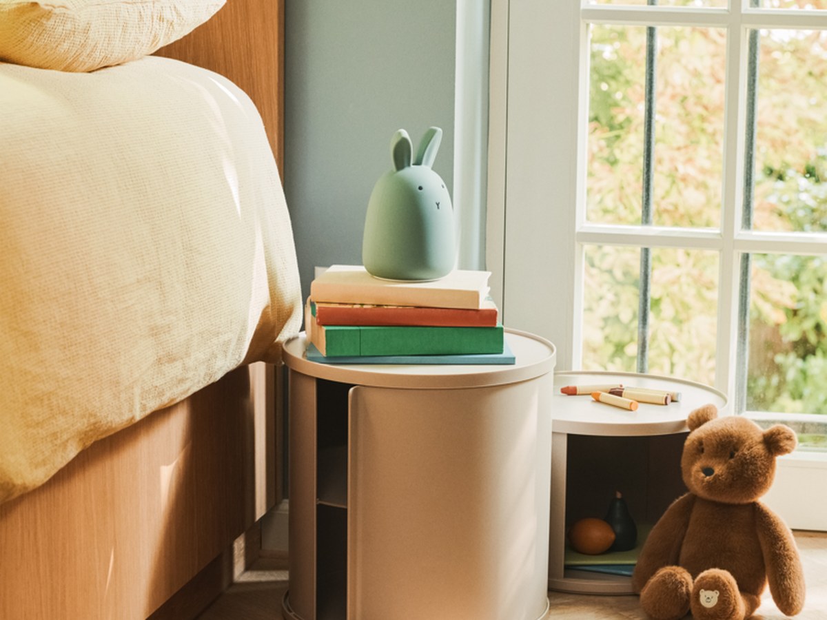 Chambre lumineuse avec lit en chêne, table de chevet Nona et veilleuse lapin Liewood