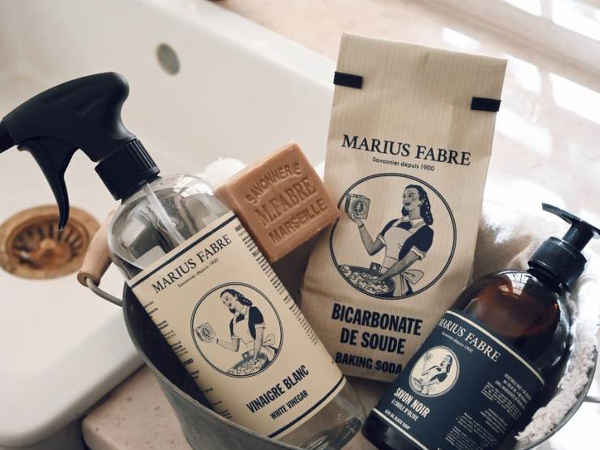 Panier zinc avec vinaigre blanc, savon de Marseille, bicarbonate et savon noir Marius Fabre au bord d’un évier