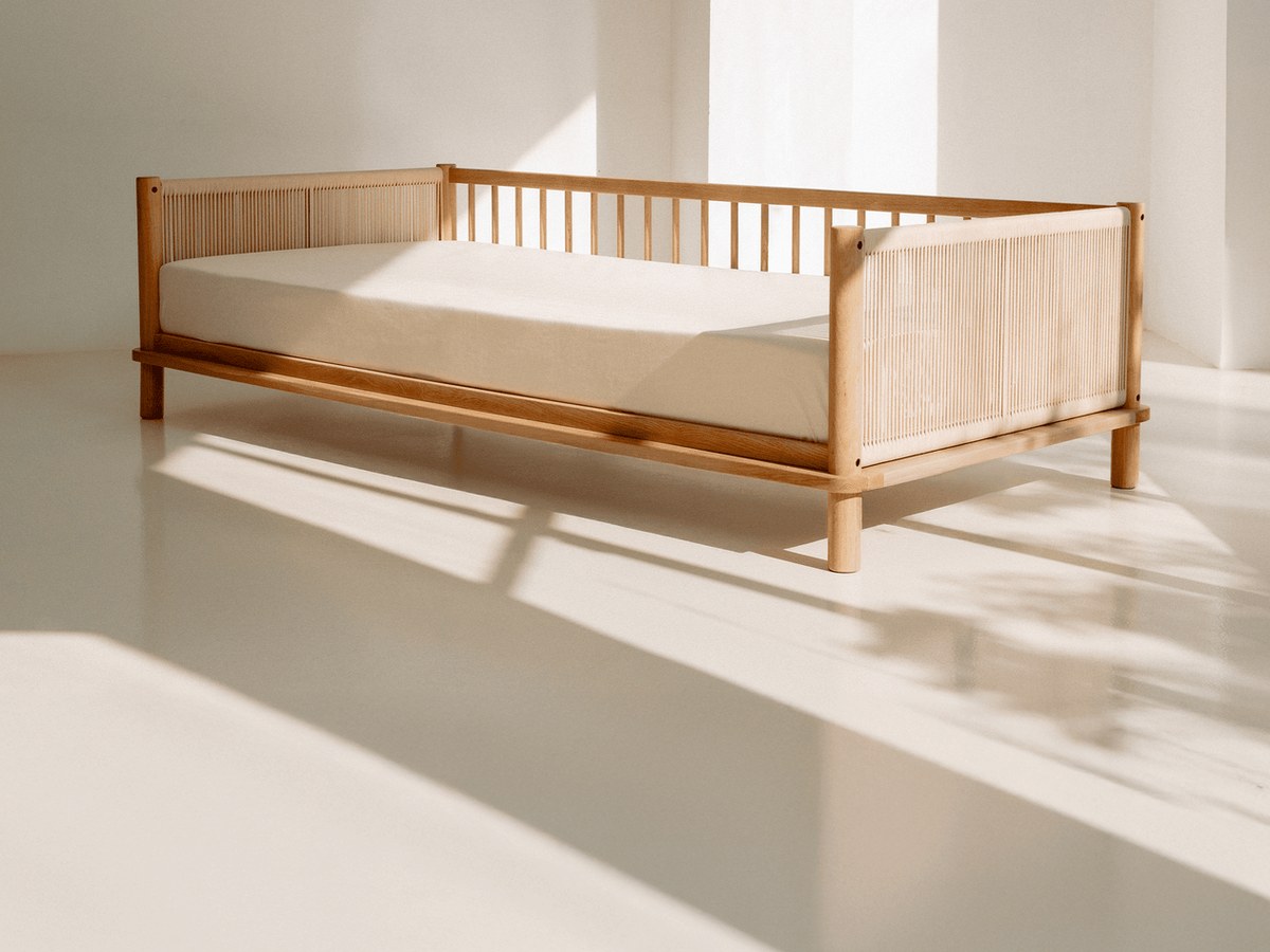 Chambre enfant lumineuse avec lit en chêne clair et barrière ajourée Nobodinoz