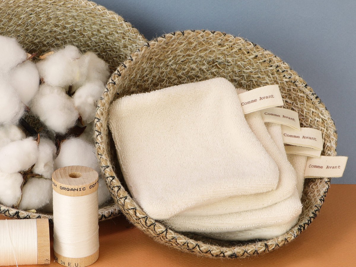 Lingettes lavables en coton bio dans un panier tressé, photo issue du site de la marque Comme Avant