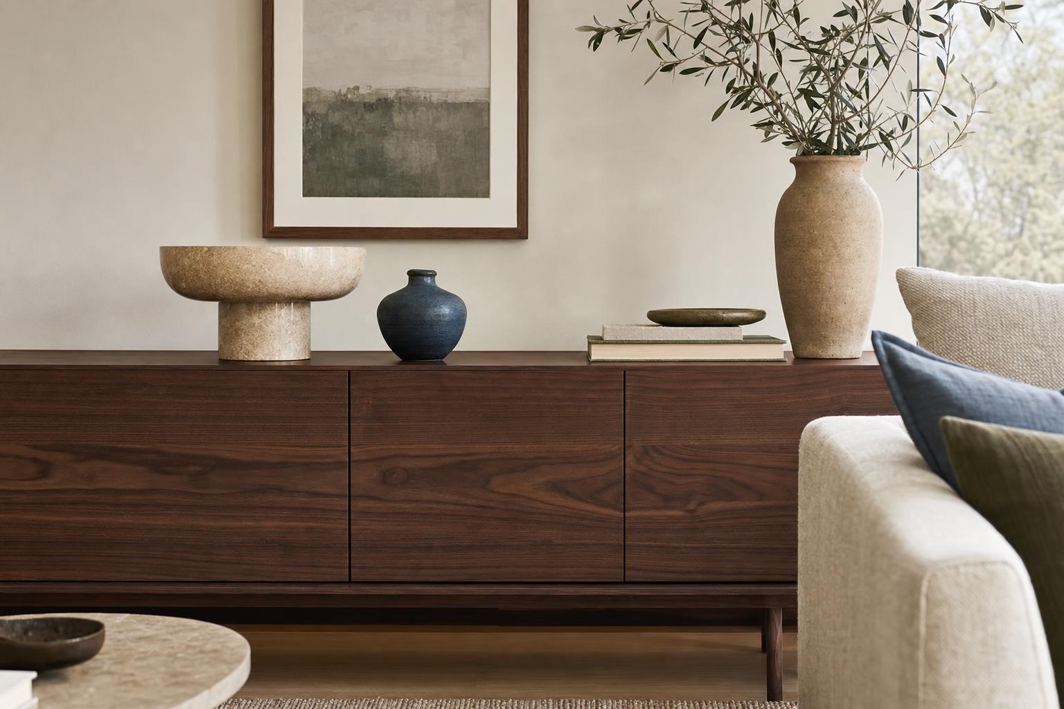 Meuble en noyer et bois foncé dans un intérieur clair et coloré