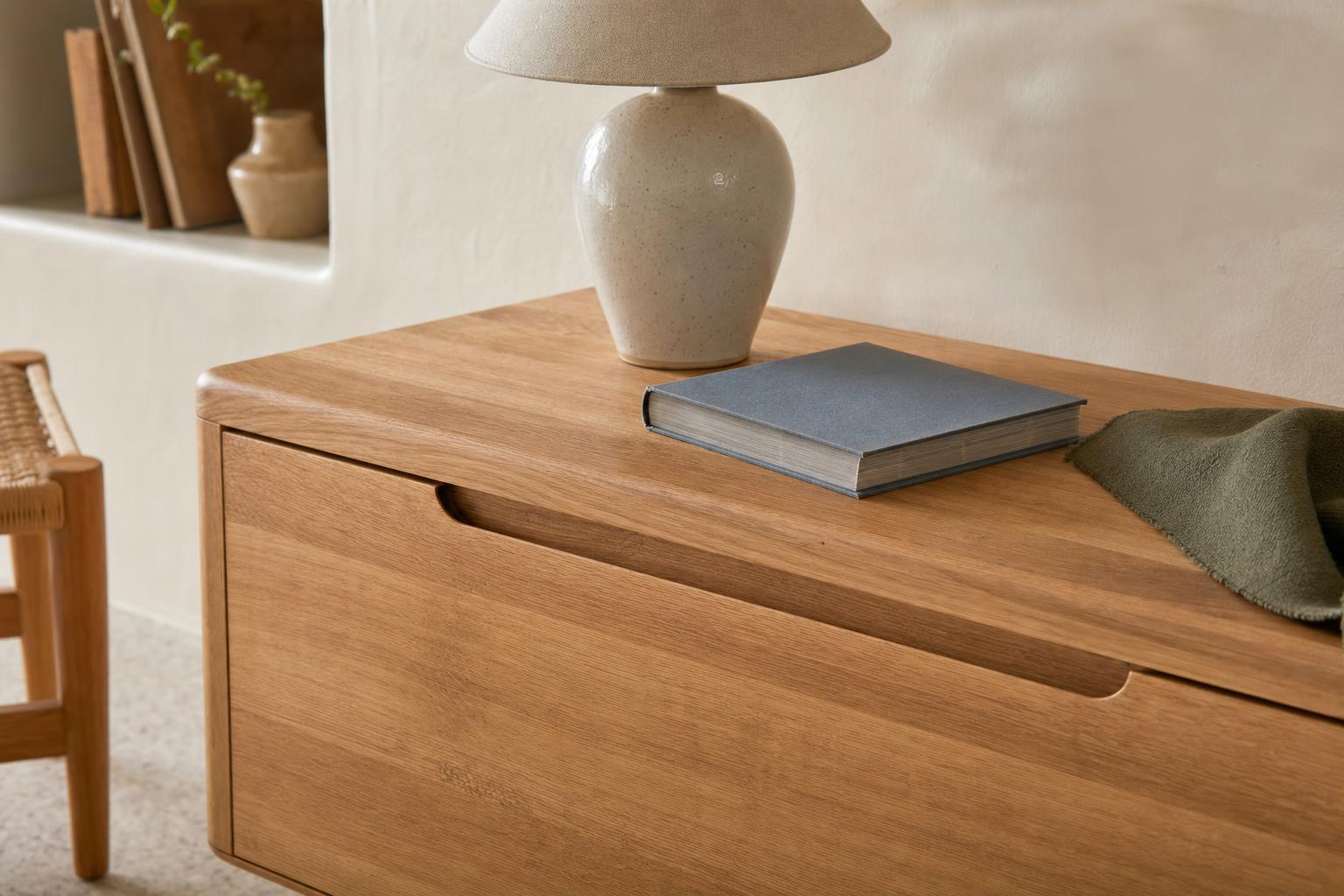 Meuble en bois naturel et détails de matière