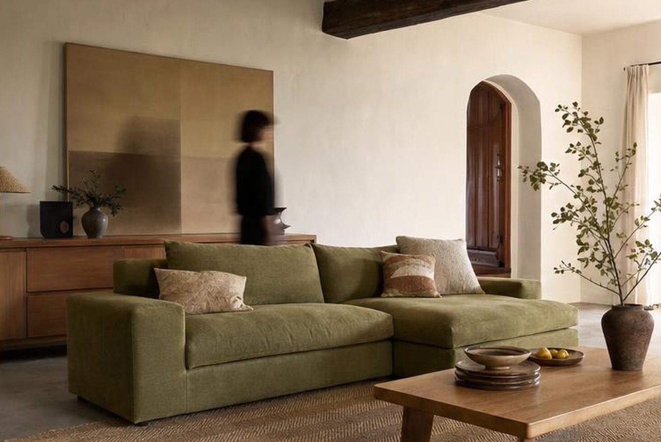 Réparation douce d’un canapé en lin dans un intérieur blanc lumineux